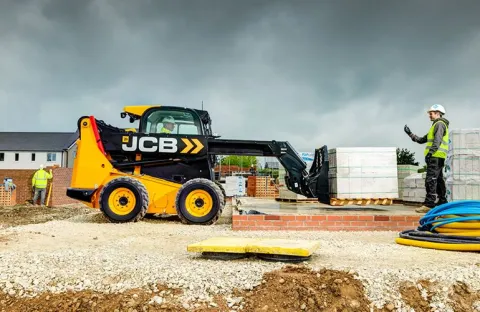 Мини-погрузчик JCB Teleskid 3TS-8W