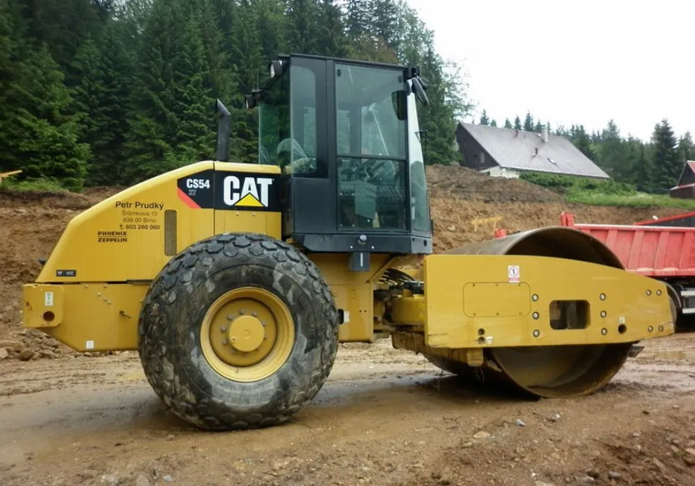 Аренда грунтового катка Caterpillar CS54 в Москве