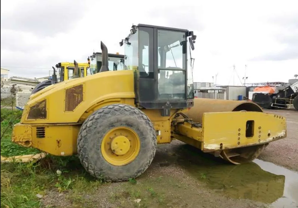 Аренда грунтового катка Caterpillar CS76 в Москве