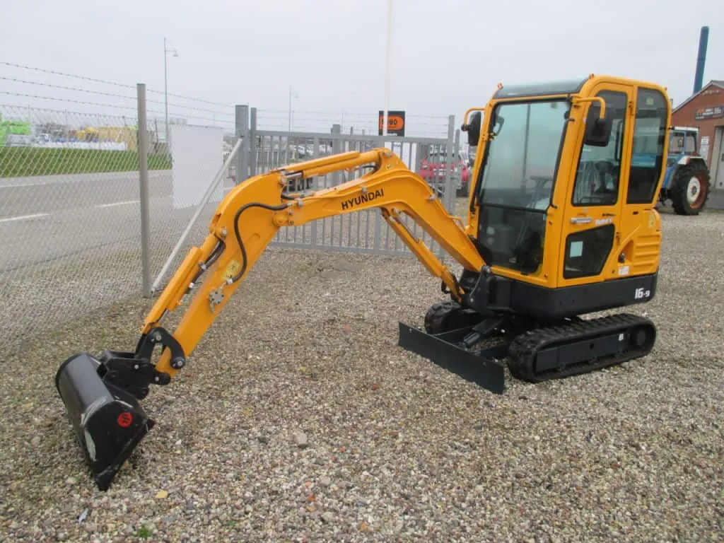 Аренда мини-экскаватора Hyundai R16-9 в Москве