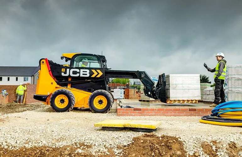 Аренда мини-погрузчика JCB Teleskid 3TS-8W в Москве