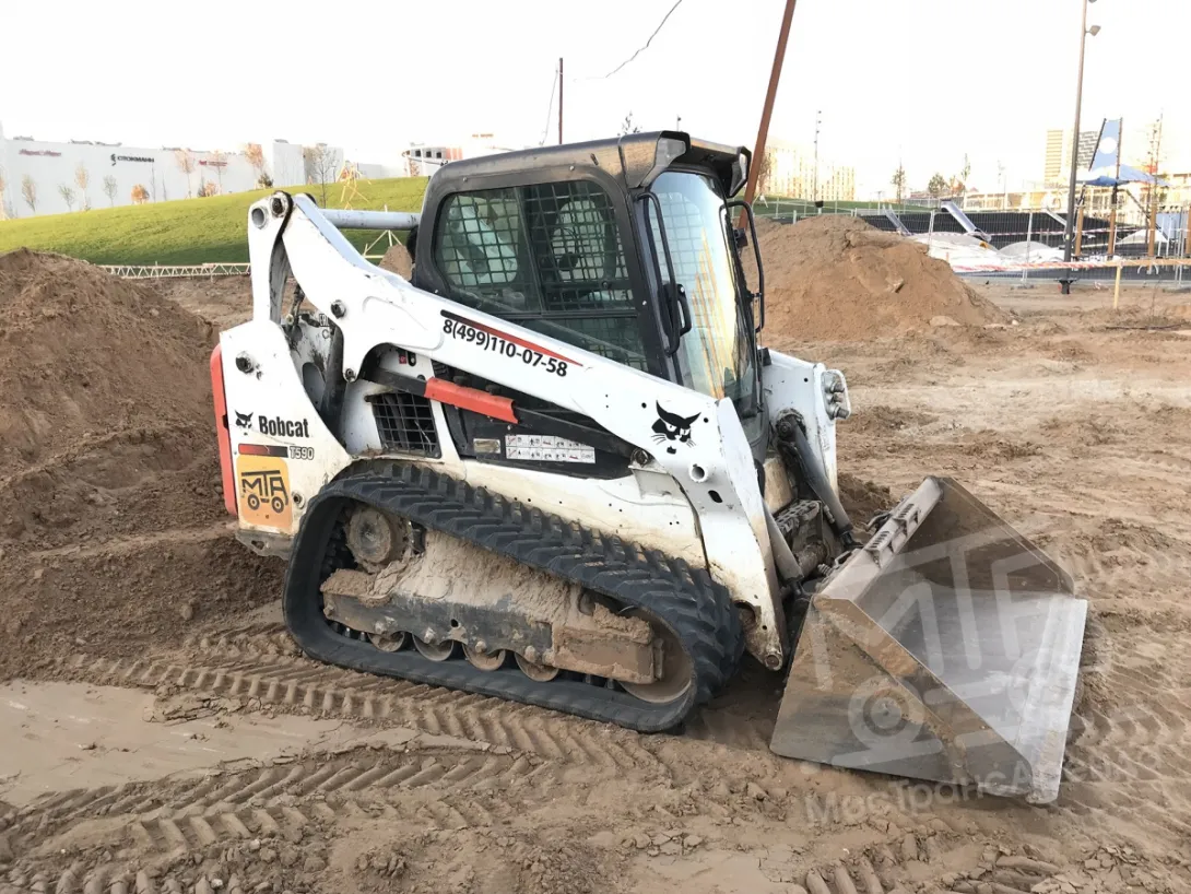 Аренда гусеничного мини-погрузчика Bobcat T590 болотный в Москве