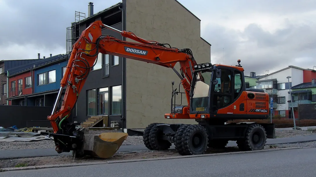 Аренда колёсного экскаватора Doosan DX140W с гидромолотом в Москве