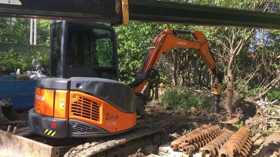 Аренда ямобура Hitachi Zaxis 50U в Москве