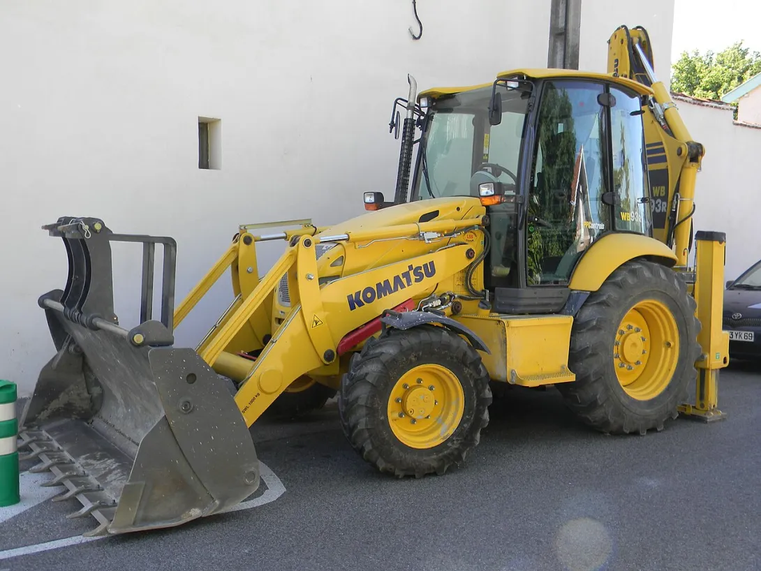 Аренда экскаватора-погрузчика Komatsu WB93S в Москве
