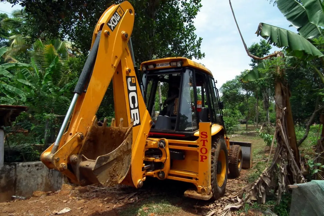 Аренда экскаватора-погрузчика с глубиной копания 5,46-5,58 метров в Москве