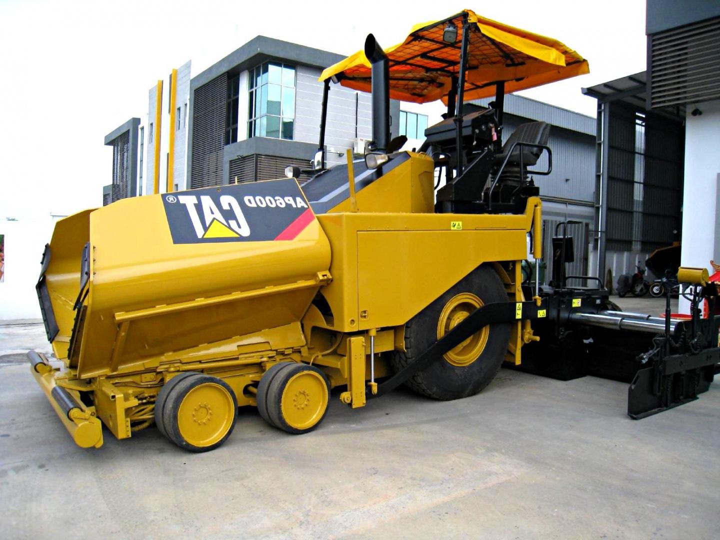 Асфальтоукладчик Caterpillar AP 600 в аренду с оператором