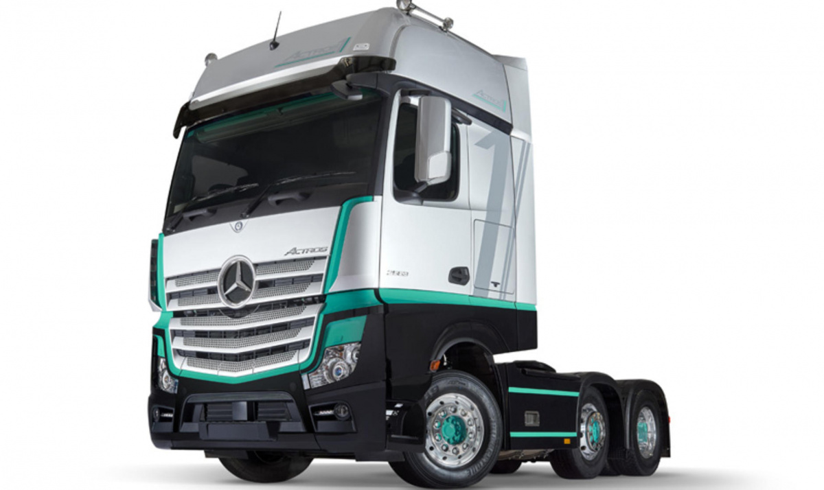 Автовоз Mercedes-Benz Actros 1832 в аренду с оператором