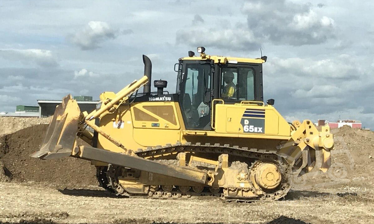 Бульдозер Komatsu d65e 12 в аренду с оператором