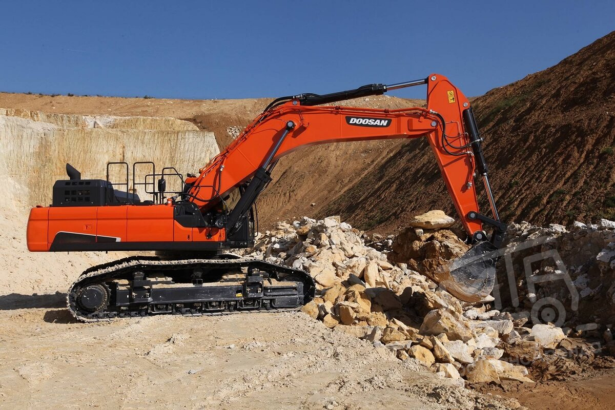 Экскаватор Doosan DX255LC с узким ковшом в аренду с оператором