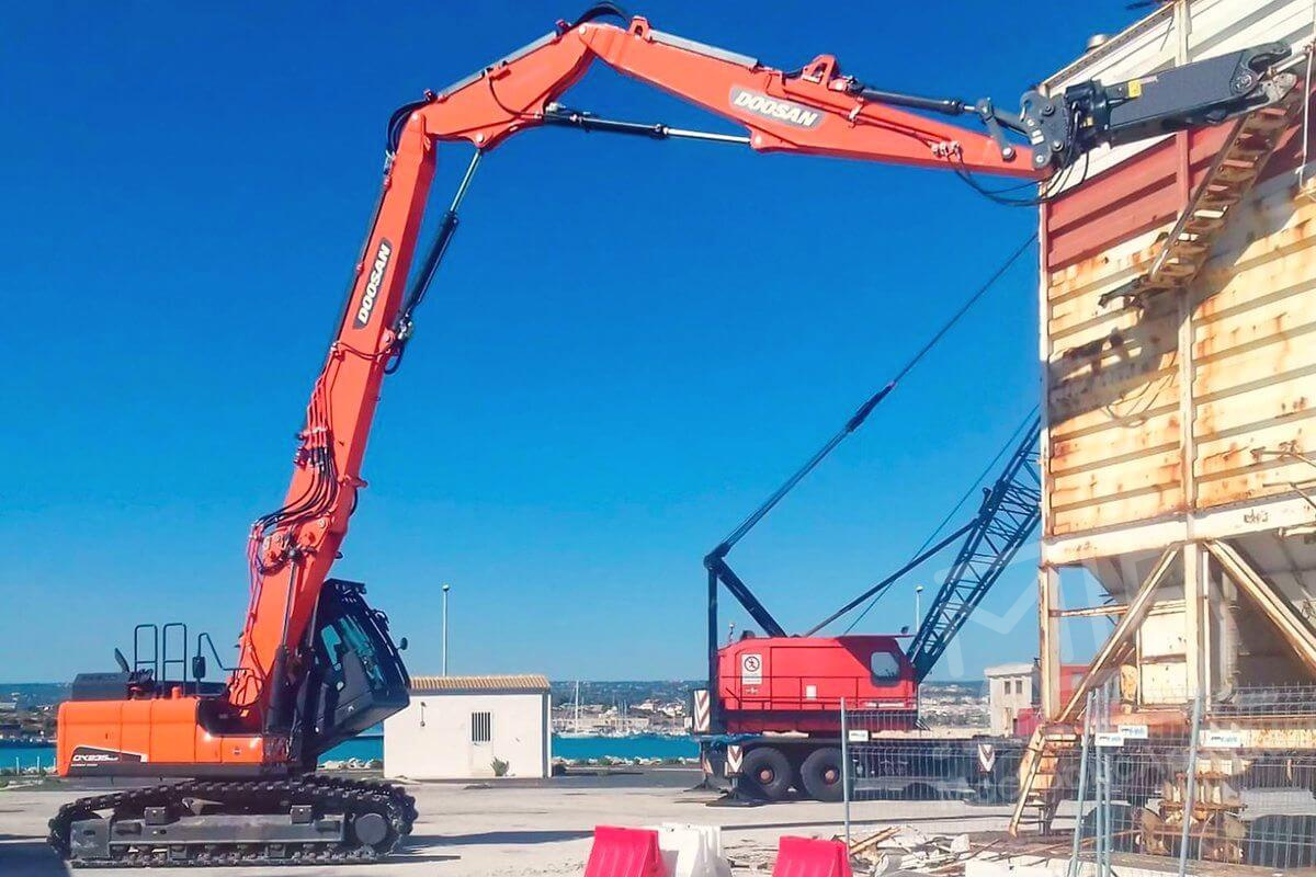 Экскаватор Doosan S500LC-V Demolition с гидроножницами в аренду с оператором