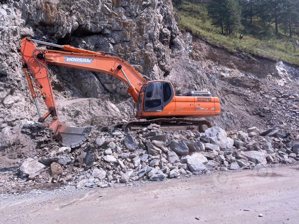 Гусеничный экскаватор Doosan DX300LCA в аренду с оператором