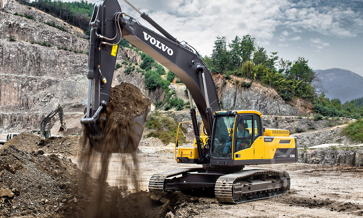 Гусеничный экскаватор Volvo EC300D в аренду с оператором