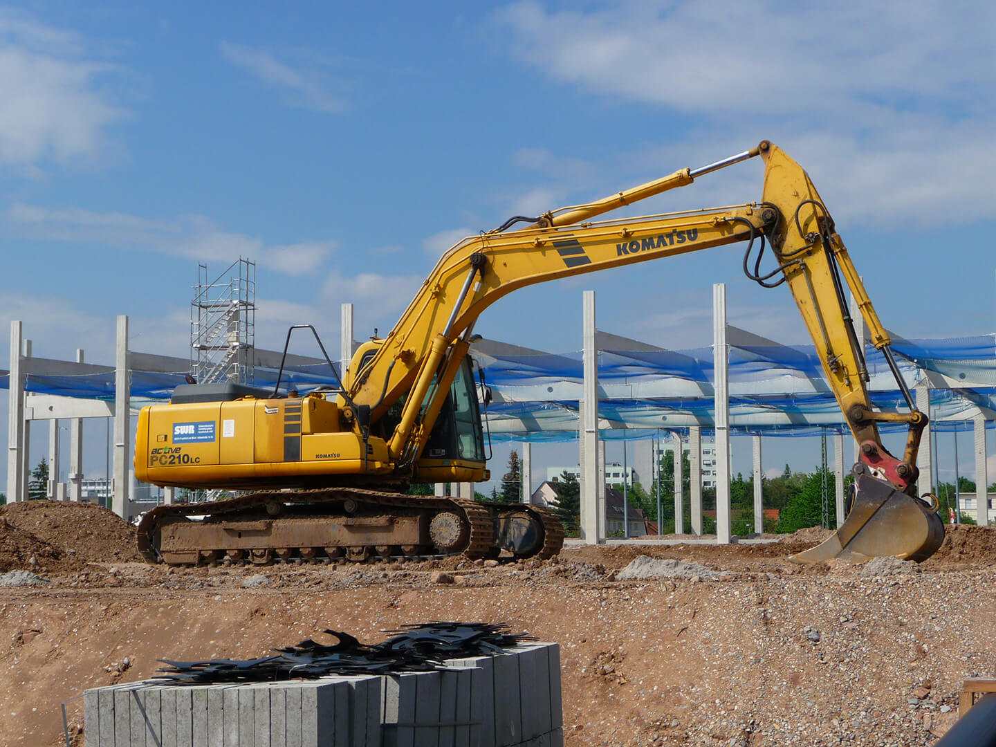 Гусеничный экскаватор Коматсу (Komatsu) в аренду с оператором