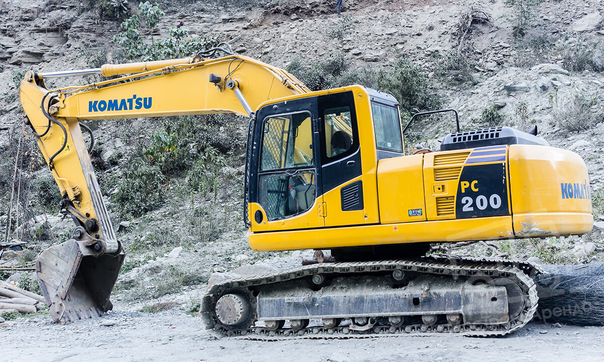 Гусеничный экскаватор Komatsu PC200 в аренду с оператором