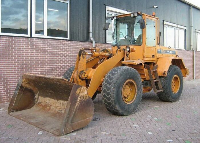Фронтальный погрузчик HYUNDAI HL740 в аренду с оператором