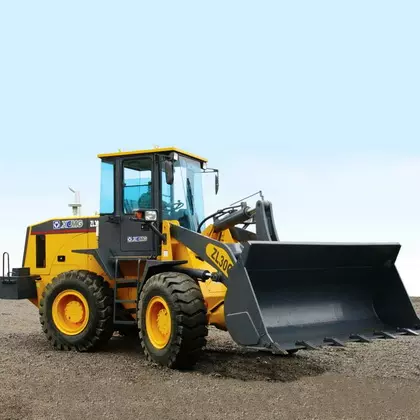 Фронтальный погрузчик XCMG ZL30G в аренду с оператором