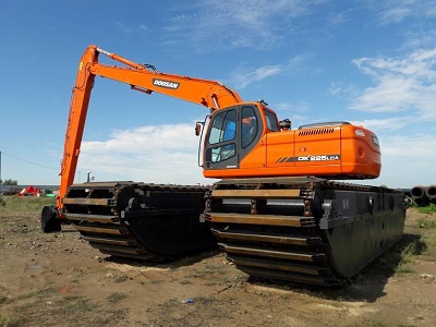 Гусеничный плавающий экскаватор Doosan DX225LCA SLR в аренду с оператором