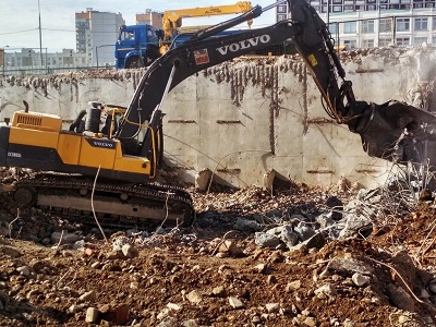 Гусеничный экскаватор-разрушитель Volvo EC480DHR в аренду с оператором