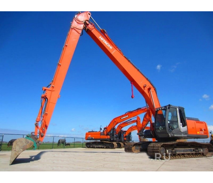 Гусеничный экскаватор с длинной стрелой Hitachi ZX250LCH Long Reach в аренду с оператором