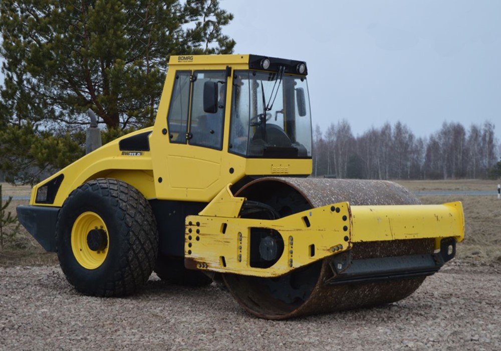 Дорожный каток Грунтового катка Bomag BW 213 D-4 в аренду с оператором