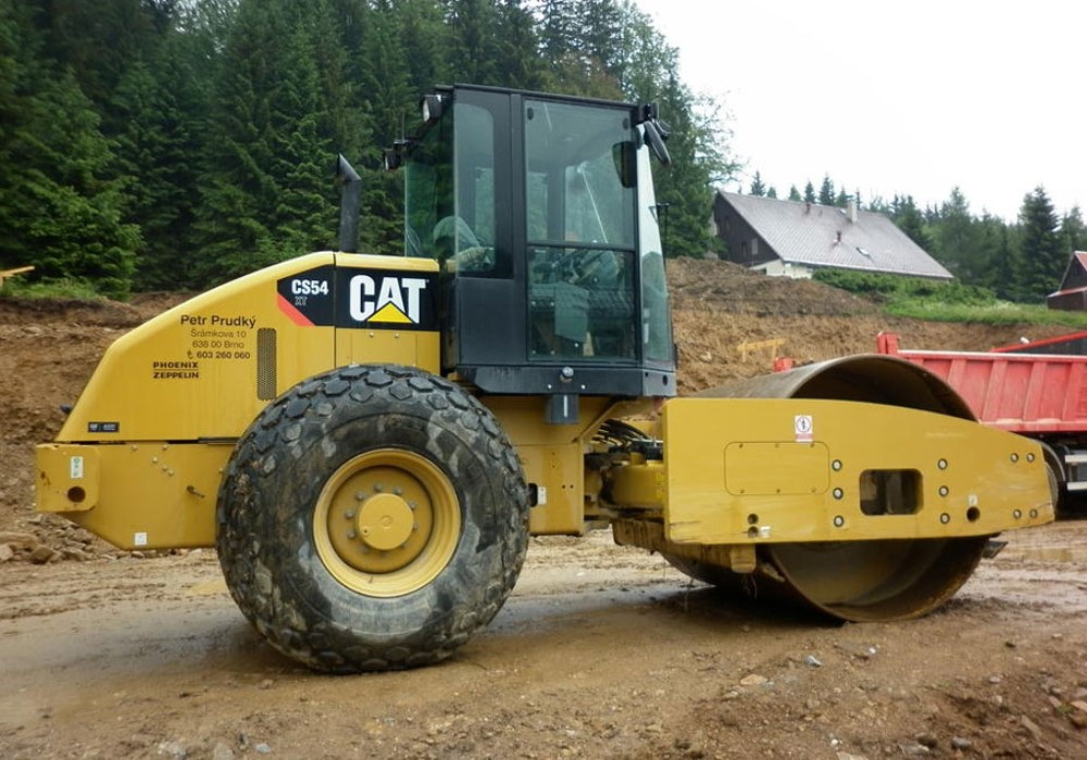 Дорожный каток Грунтового катка Caterpillar CS54 в аренду с оператором