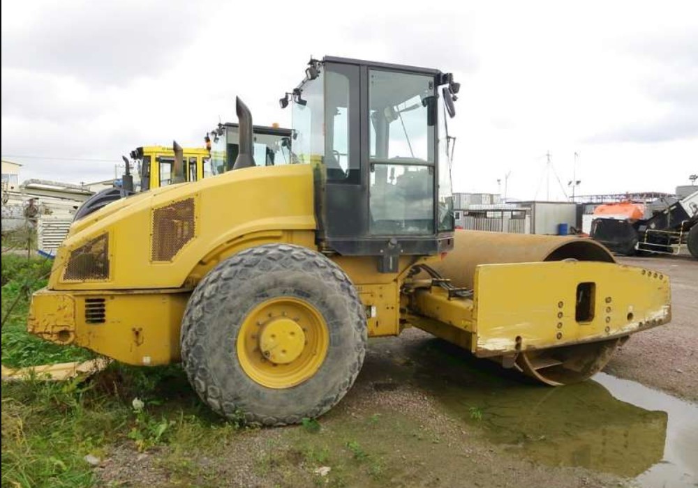 Дорожный каток Грунтового катка Caterpillar CS76 в аренду с оператором