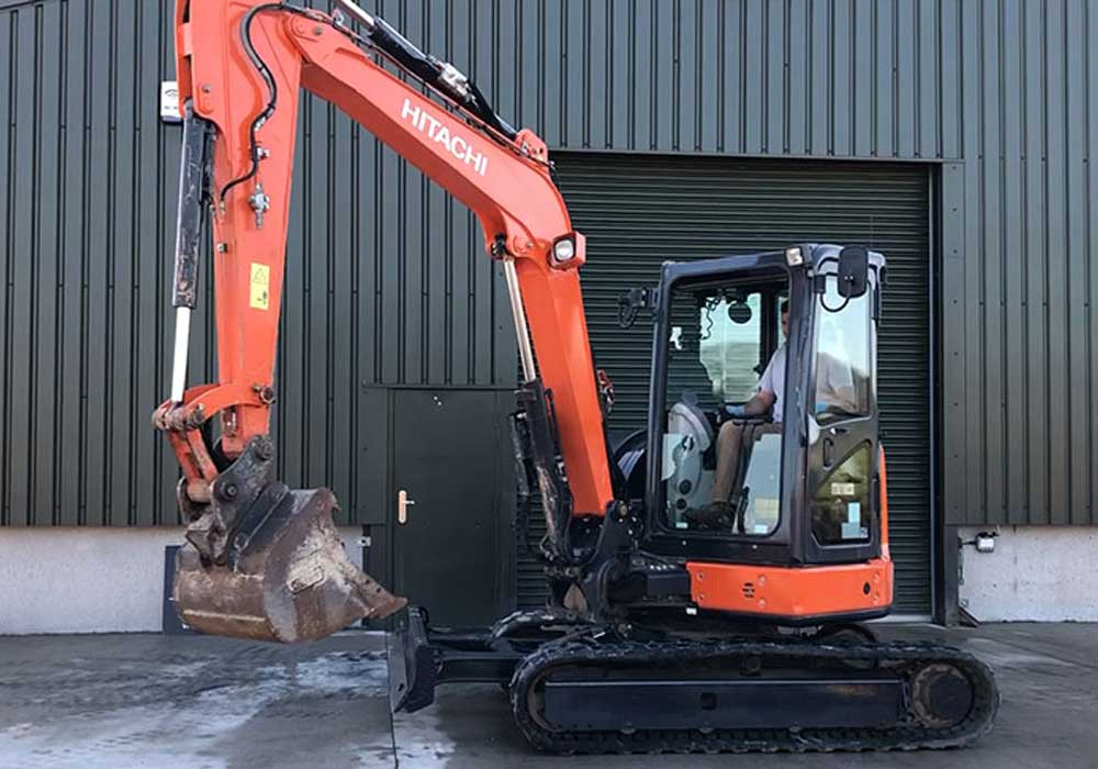 Мини-экскаватор Мини экскаватора Hitachi ZX 55 U в аренду с оператором