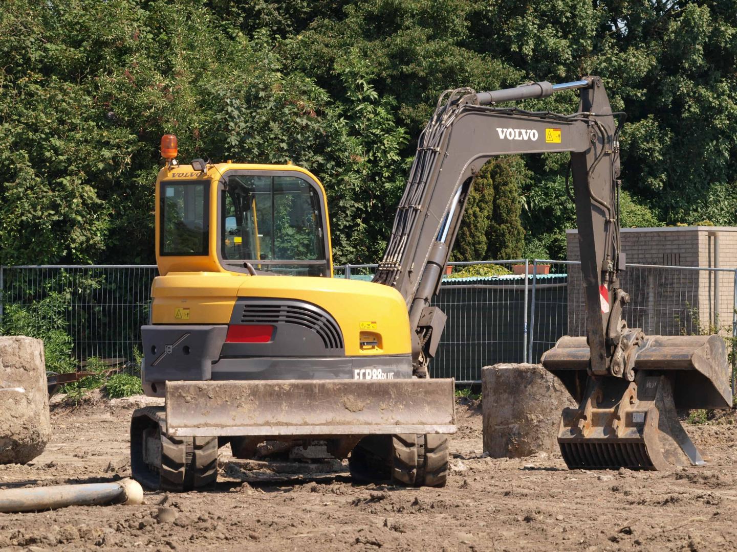 Мини-экскаватор Volvo ECR88 Plus в аренду с оператором