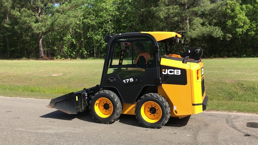 Мини-погрузчик с бортовым поворотом JCB 175 в аренду с оператором