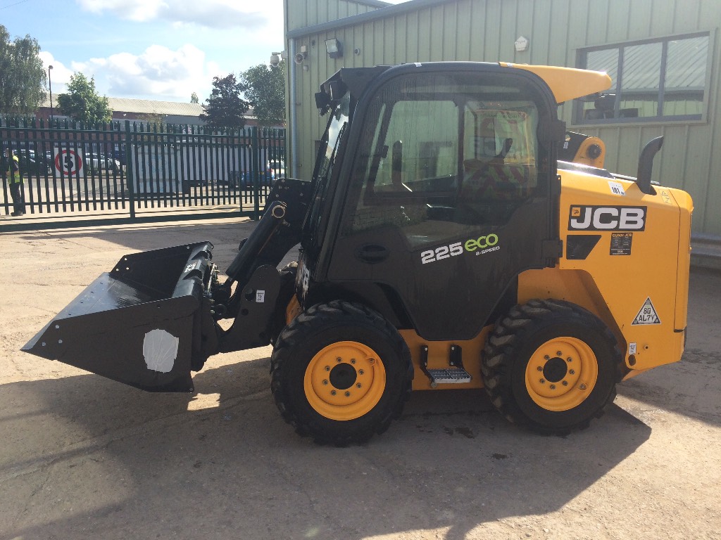 Мини-погрузчик с бортовым поворотом JCB 225 в аренду с оператором