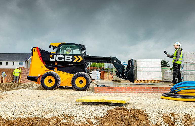 Мини-погрузчик с бортовым поворотом JCB Teleskid 3TS-8W в аренду с оператором