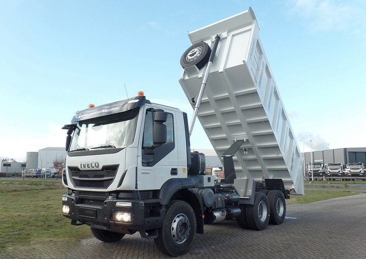Самосвал Iveco Trakker AD380T38H в аренду с оператором