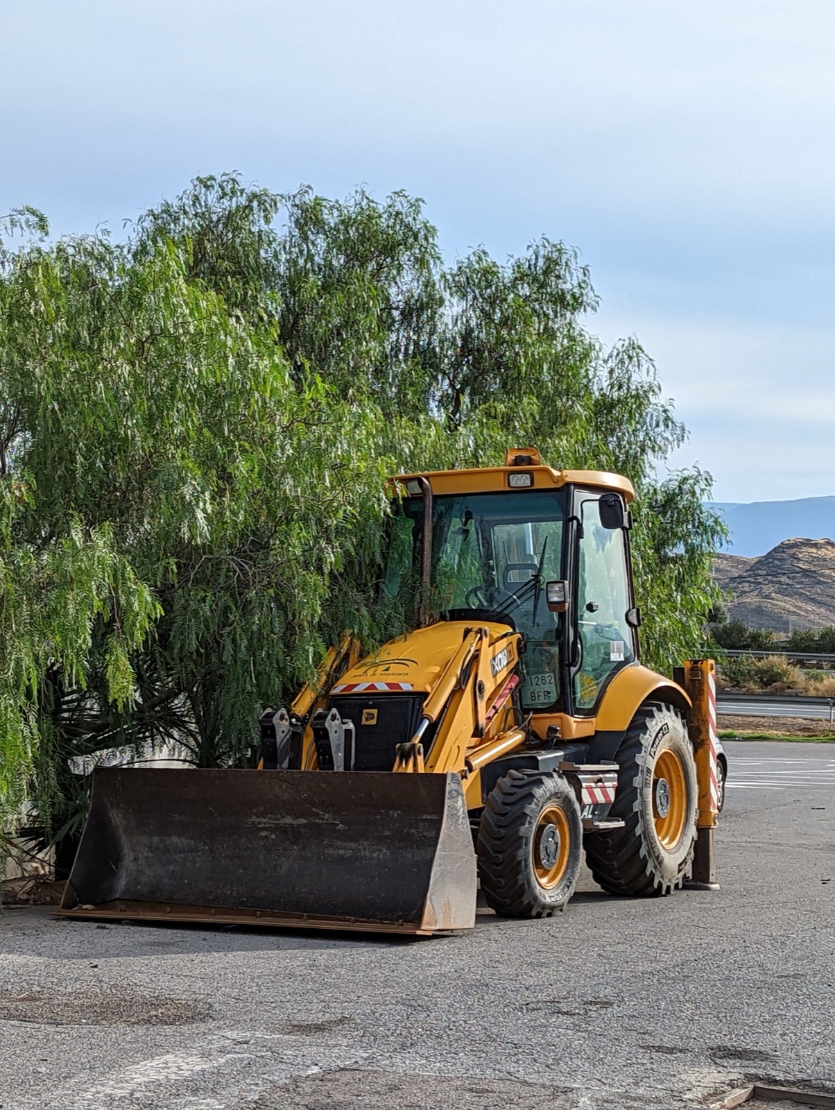 Экскаватор-погрузчик JCB 3CX с фронтальным ковшом